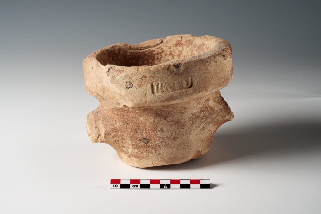 Orlo di anfora con bollo (tipo Lamboglia 2) Patù - località Vereto II sec. a.C. Ceramica acroma inv. 93992