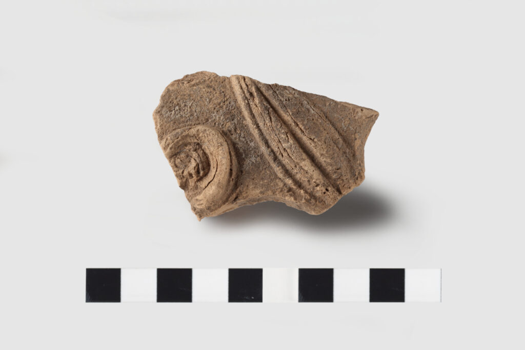 Frammenti di lastre fittili Patù - località Uschia Pagliare (scavo archeologico, 2005) II-III sec. d.C. Ceramica acroma inv. 93325, 93326