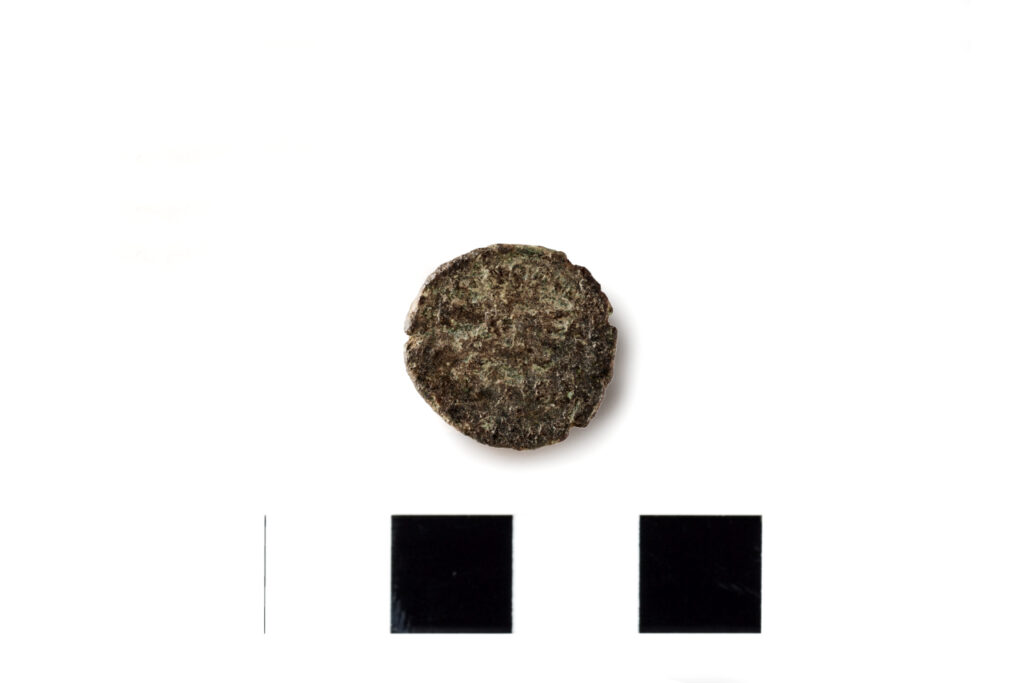 Moneta di Valentiniano I Patù - località Madonna di Vereto 364-375 d.C. Bronzo Diritto: DN VALENTINIANUS PF AUG busto dell’imperatore con diadema. Rovescio: GLORIA ROMANORUM L’imperatore avanza trascinando un nemico con la mano destra, regge il labarum nella sinistra. inv. 93367