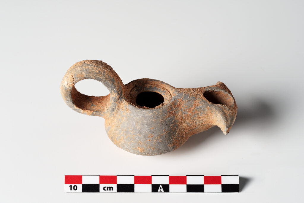 Lucerne Patù III-IV sec. d.C. Ceramica acroma e ceramica di colore bruno Inv. 20.S273-2.18, 20.S273-2.19