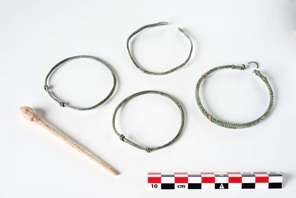 Patù - località Campo Re età romana 12.1 Spillone in osso 12.2 Bracciali in bronzo inv. 20.S273-2.0.6