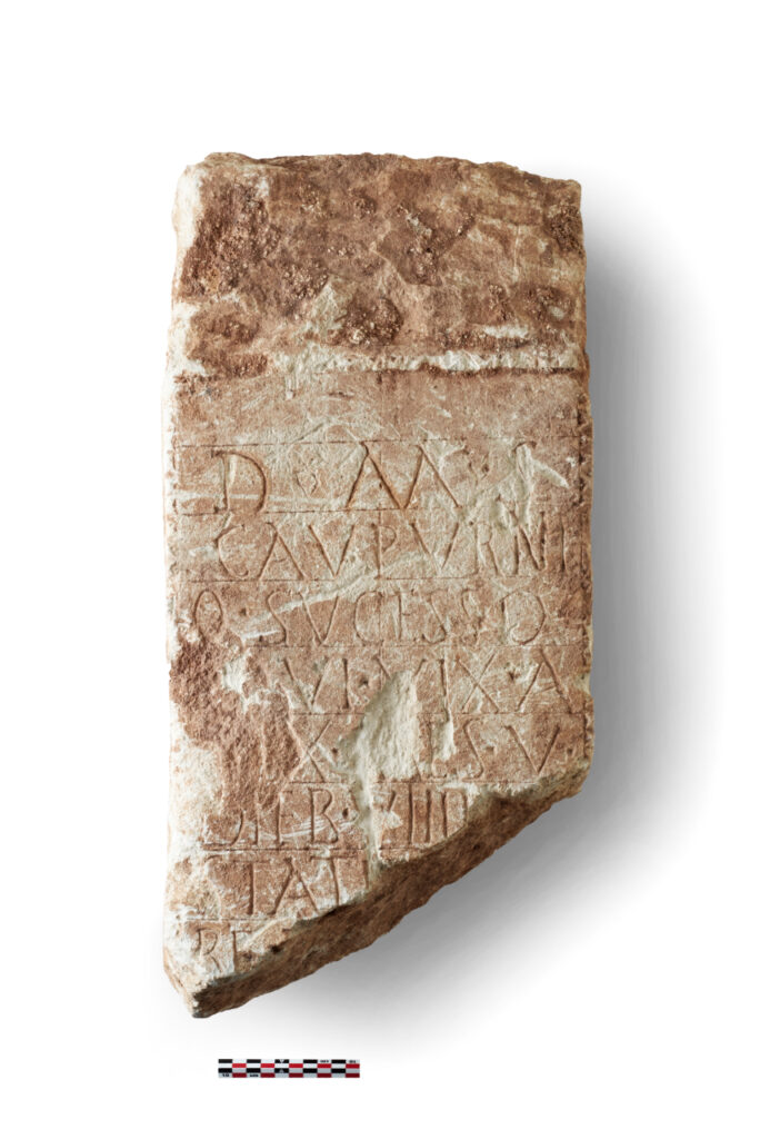 Stele funeraria Patù - località Campo Re III sec. d.C. Pietra locale inv. 93981