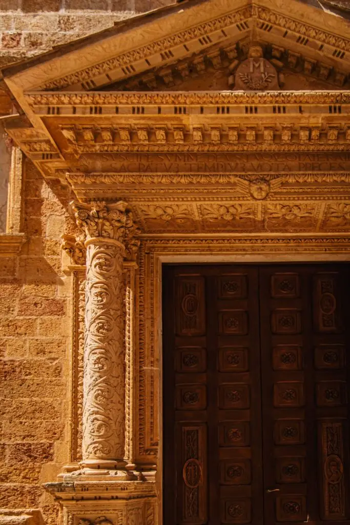 Il portale della chiesa di San Giovanni Elemosiniere