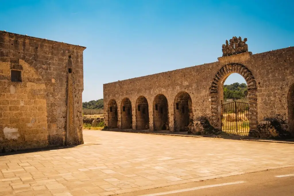 Le arcate del complesso di Leuca Piccola a Barbarano del Capo