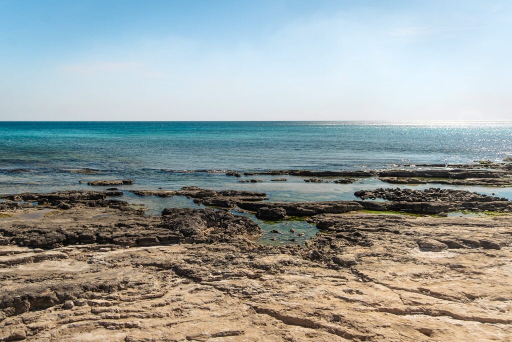 La costa rocciosa di Torre Vado, dove sgorgano le sorgenti