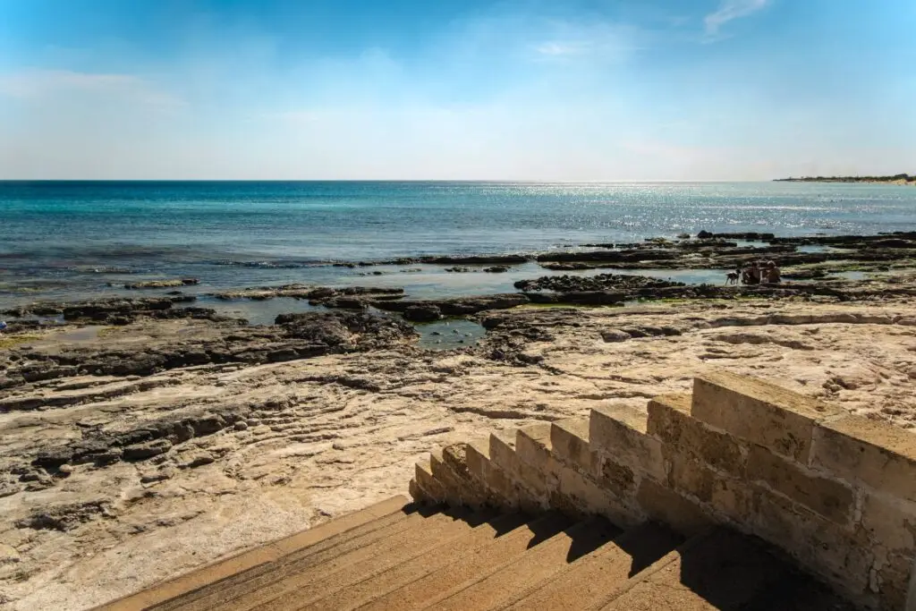 Le Sorgenti di Torre Vado e la scalinata sul mare