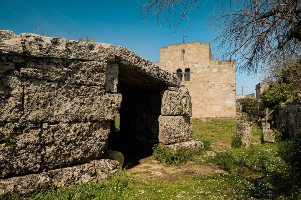 Il Monumento delle Centopietre con la Chiesa di San Giovanni Battista sullo sfondo