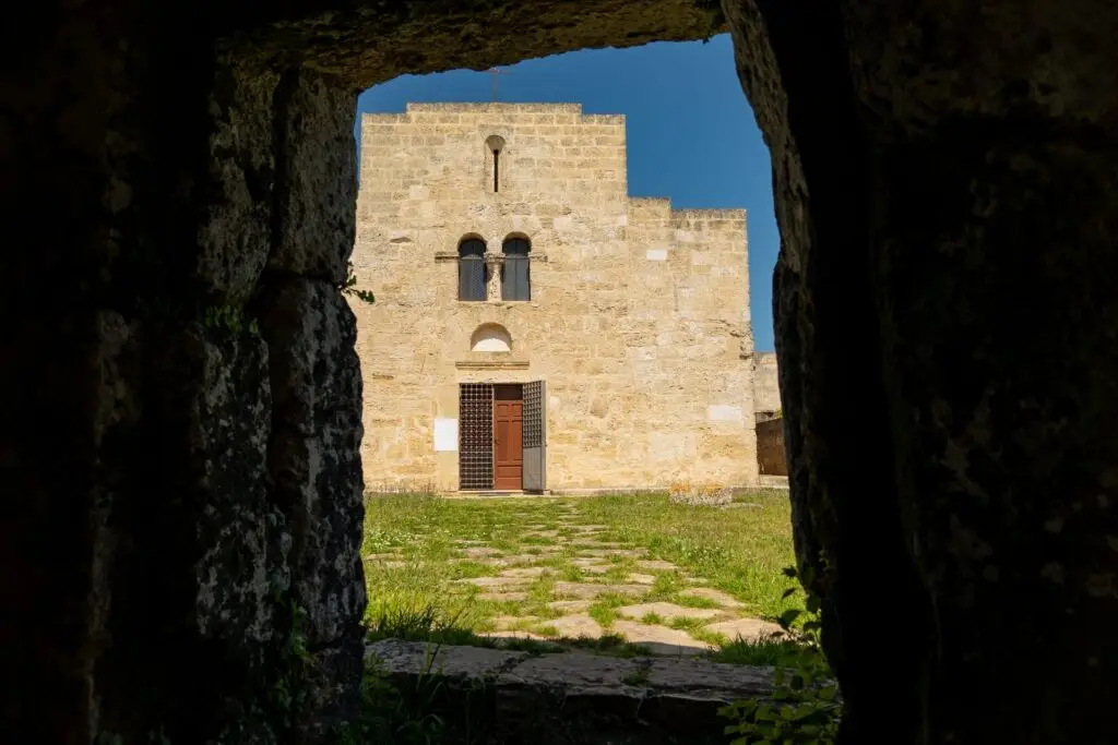 La Chiesa di San Giovanni Battista vista da una struttura in pietra