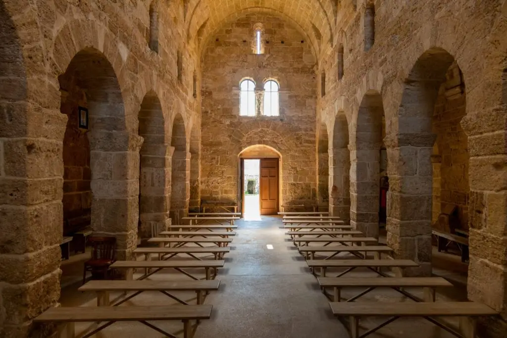 Interno a tre navate della Chiesa di San Giovanni Battista