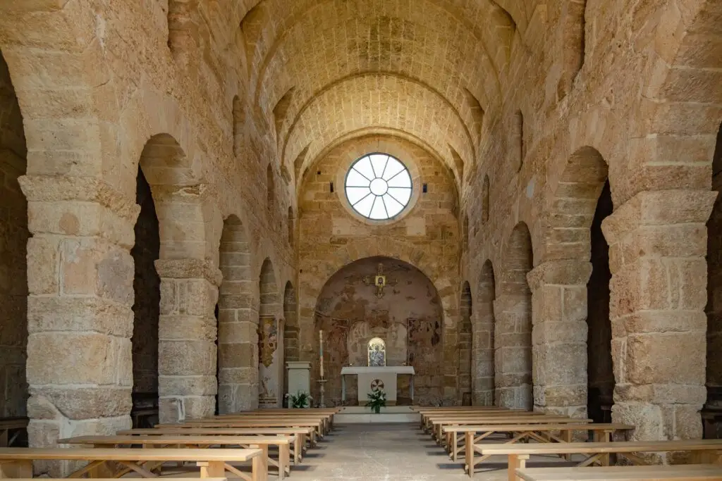 Navata centrale e rosone della Chiesa di San Giovanni Battista