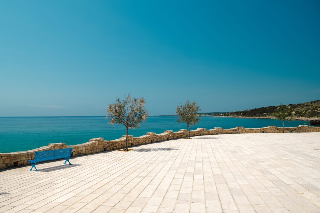 La baia di San Gregorio con la costa del Salento